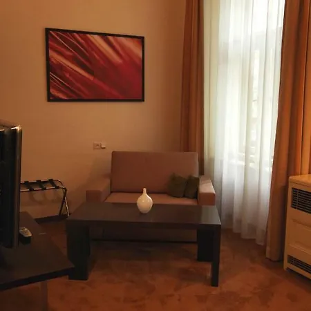 アパートホテル Golden Angel By Adrez 4*