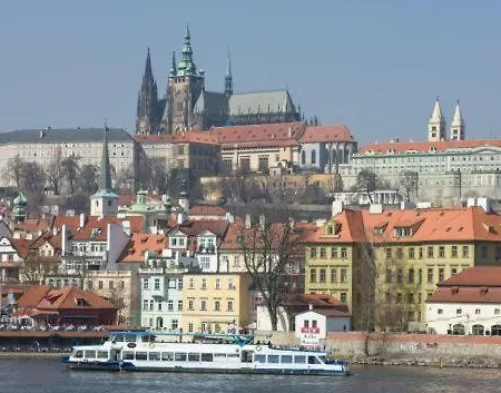 アパートホテル Golden Angel By Adrez 4*